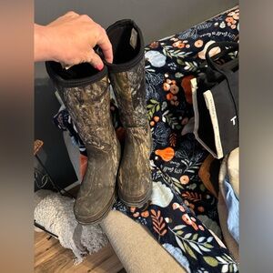 Size 6.5 waterproof hunting boots